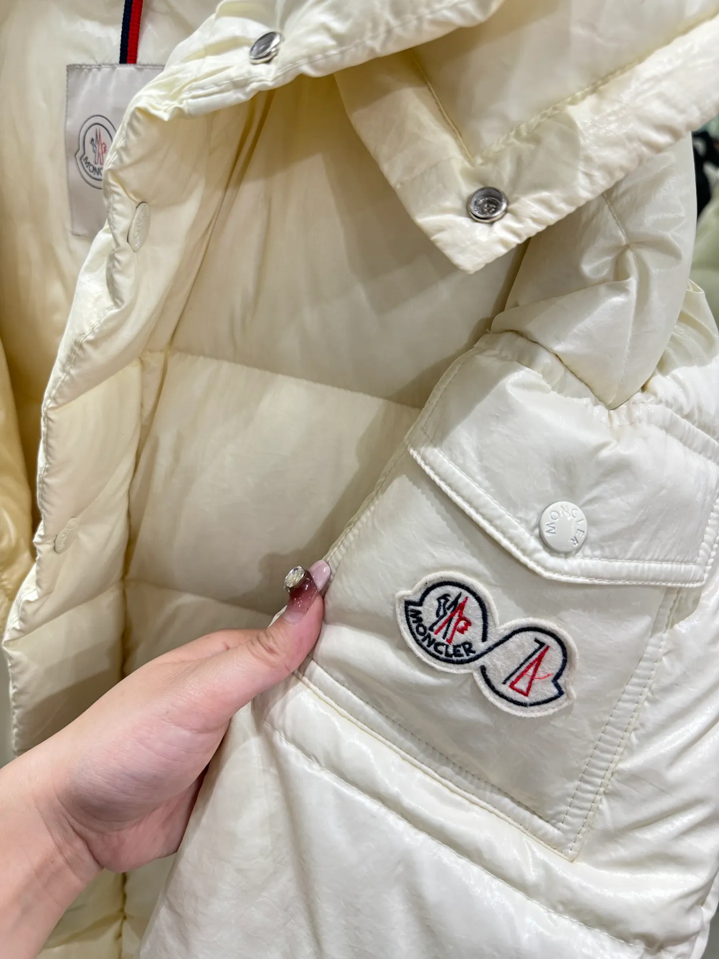 P390 Moncler/ 2026 70 、 。 DNA ， ， 。 Classic ， 、 。 Classic 70 。 Quality， 90 ，Premium Quality ， ，Black ！ Sizes M-3XL